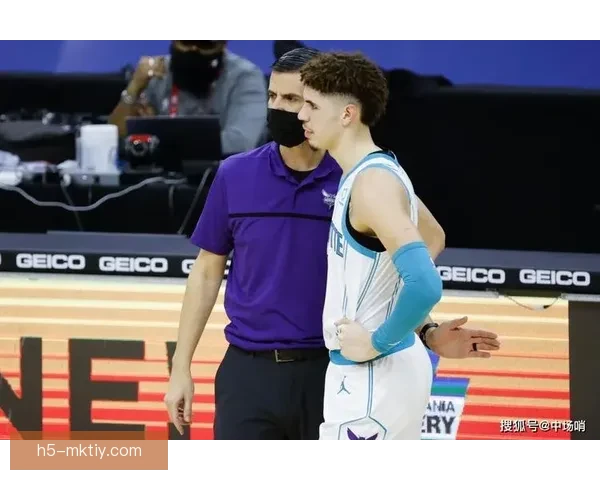 三球夏洛特车祸惊魂仍安然无恙