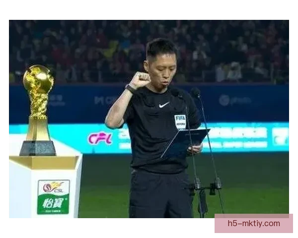 44岁名哨宣誓后引争议 蓉城获利再成焦点 44岁名哨宣誓后引争议 蓉城获利再成焦点